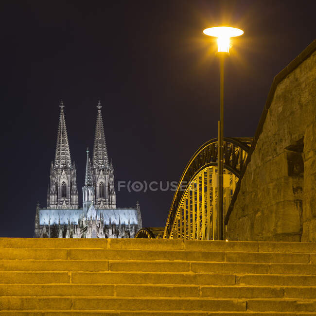 Escalier avec vue sur le pont Hohenzollern (Hohenzollernbruecke) — Photo de stock