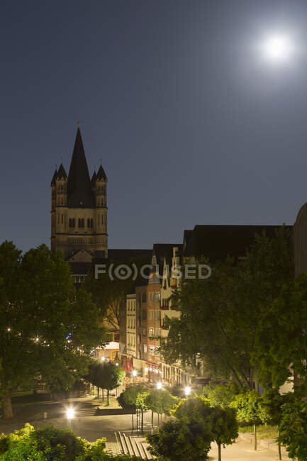 Paysage urbain surélevé avec grande église Saint-Martin la nuit, Cologne — Photo de stock
