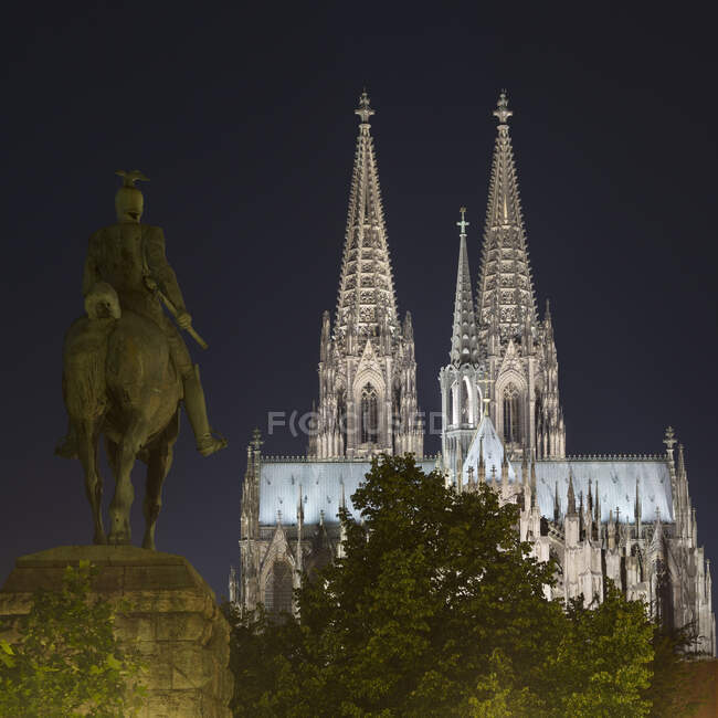 Estatua del Káiser Guillermo II y Catedral de Colonia (Koelner Dom) en - foto de stock