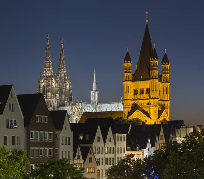 Paysage urbain avec grande église Saint-Martin et cathédrale de Cologne (Koe — Photo de stock