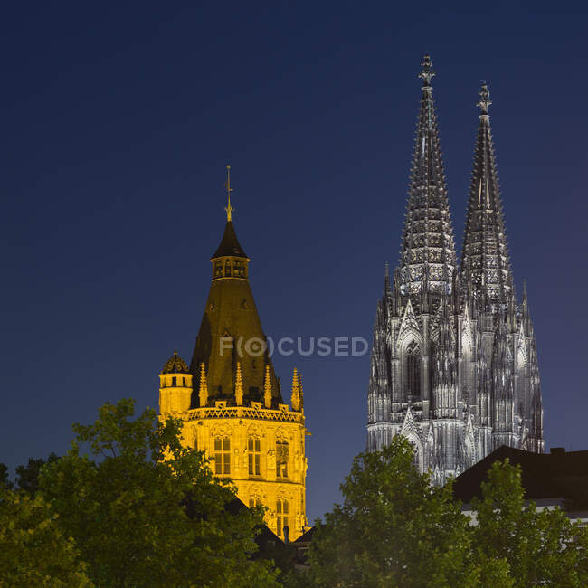Kirchtürme der Großen St.-Martin-Kirche und des Kölner Doms — Stockfoto