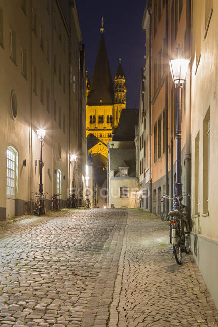 Cobbled alley and Great St Martin Church at night, Cologne, Germ — Stock Photo