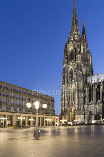 Place de la ville et cathédrale de Cologne (Koelner Dom) la nuit, Cologn — Photo de stock