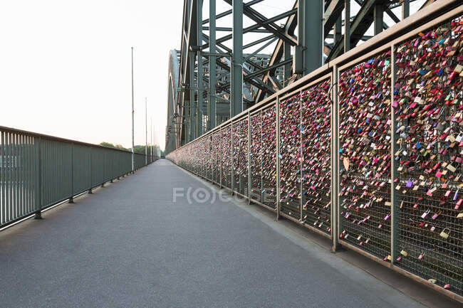 Reichlich Liebesschlösser an Hohenzollernbrücke angebracht — Stockfoto
