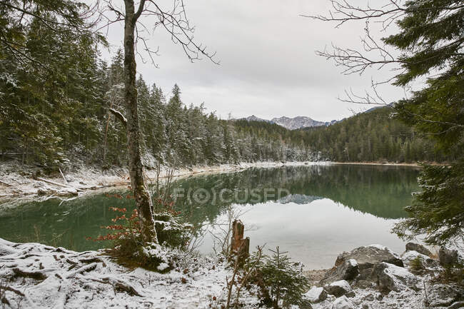 Snowy landscape at Lake Eibsee, Zugspitze, Bavaria, Germany — Stock Photo