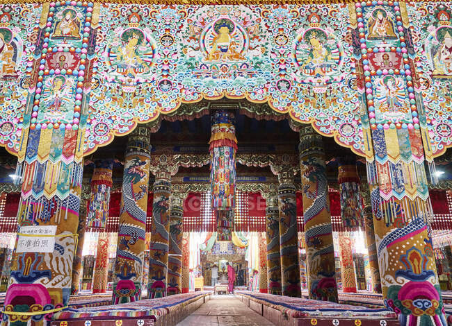 Interior do Templo Wu Tun, Tongren, Província de Qinghai, China — Fotografia de Stock