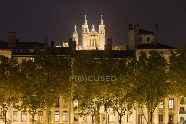 Базилика Нотр-Дам де Фурвье ночью, Лион, Франция — стоковое фото