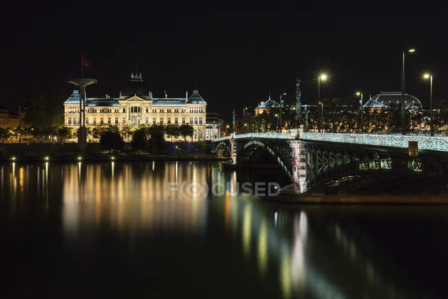Rivière Rhône, Faculté de Droit et Pont de l'Universite la nuit — Photo de stock