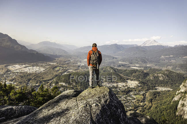 Uomo in piedi sulla montagna, guardando la vista, Stawamus Capo, overl — Foto stock