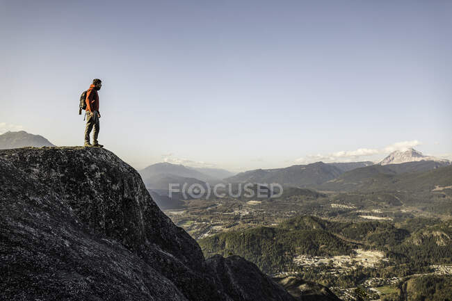 Mann auf Berg stehend, Blick auf Aussicht, Stawamus-Häuptling, oben — Stockfoto