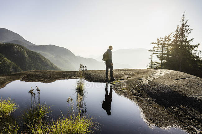 Man looking at view, Stawamus Chief, overlooking Howe Sound Bay, — Stock Photo