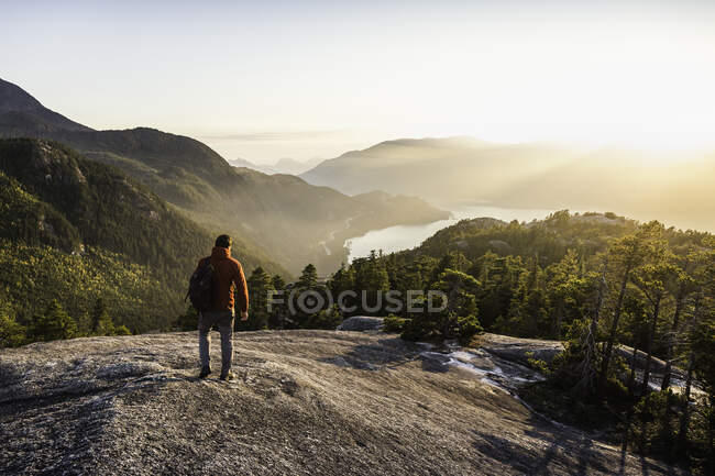 Mann mit Blick auf die Aussicht, Stawamus Chief, mit Blick auf die Howe Sound Bay, — Stockfoto