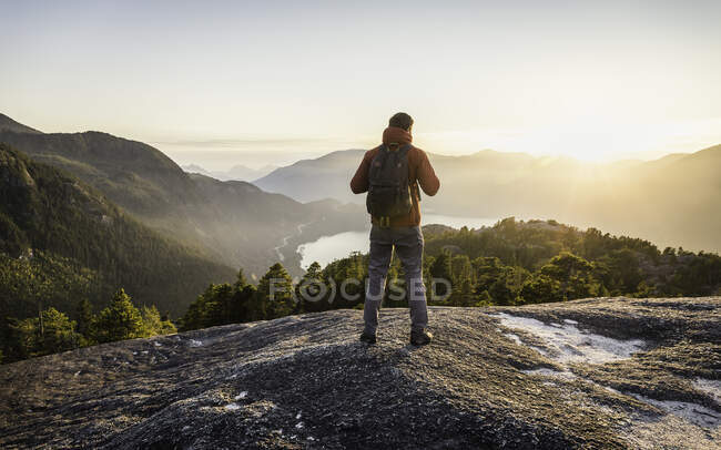 Uomo in piedi, guardando la vista, capo Stawamus, con vista su Howe — Foto stock