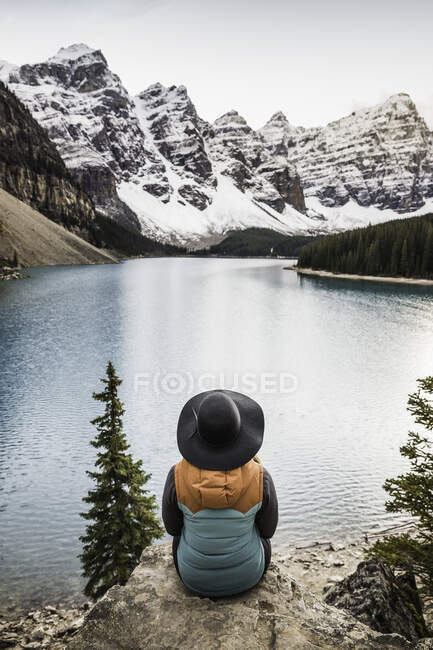 Woman sitting, looking at view, Moraine Lake, Lake Louise, Alber — Stock Photo