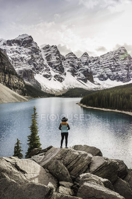 Donna in piedi, guardando la vista, Morena Lake, Lake Louise, Albe — Foto stock