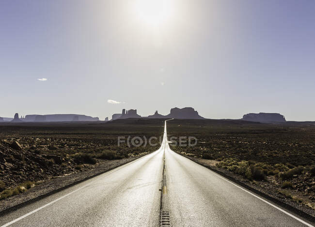 Straße zum Monument Valley, Mexican Hat, Utah, Vereinigte Staaten — Stockfoto