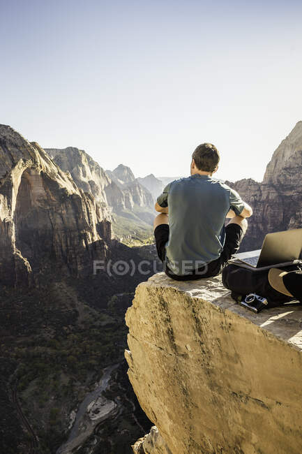 Man hiking Angels landing trail, sitting on rock, rear view, Zio — Stock Photo