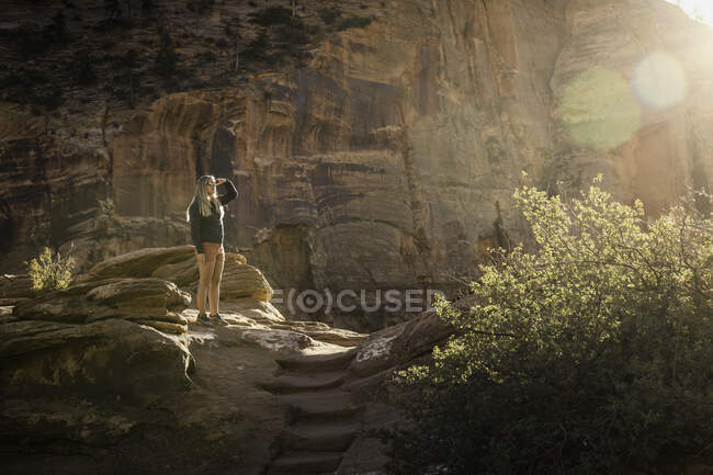 Donna in piedi sulle rocce, guardando la vista, Parco Nazionale di Zion — Foto stock