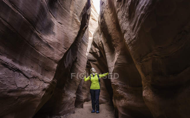 Mulher explorando canyon slot Grand Staircase-Escalante National M — Fotografia de Stock