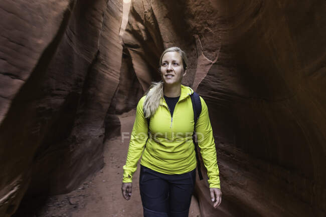 Жінка досліджує ігровий каньйон Гранд Сходи-Ескаланте Національний М — стокове фото