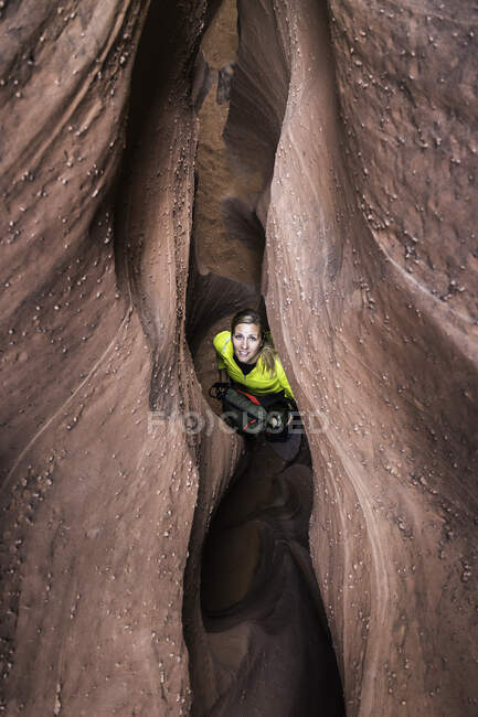 Mulher explorando canyon slot Grand Staircase-Escalante National M — Fotografia de Stock