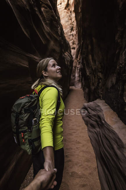 Femme explorant fente canyon Grand Escalier-Escalante National M — Photo de stock