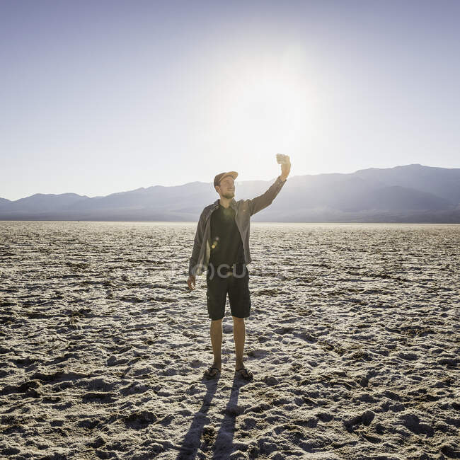 Uomo che fa selfie, Bacino di Badwater, Parco Nazionale della Valle della Morte, F — Foto stock