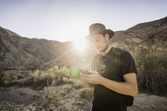 Mann macht Pause und liest Text, Death Valley National Park, F — Stockfoto