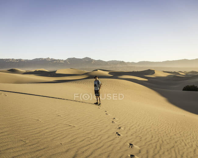 Mann mit Fernglas, Mesquite Flache Sanddünen, Death Valley Nati — Stockfoto