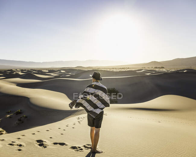 Hombre con toalla y sombrero, Mesquite Flat Sand Dunes, Death Valle - foto de stock