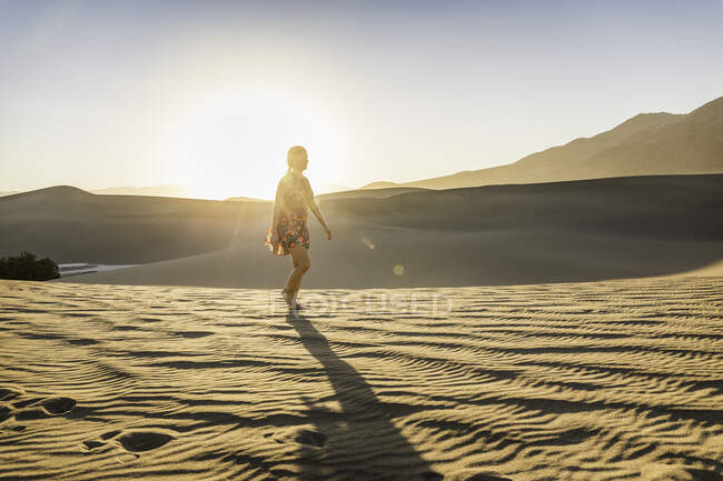 Mujer caminando sola, Mesquite Flat Sand Dunes, Parque Nacional Death Valley - foto de stock