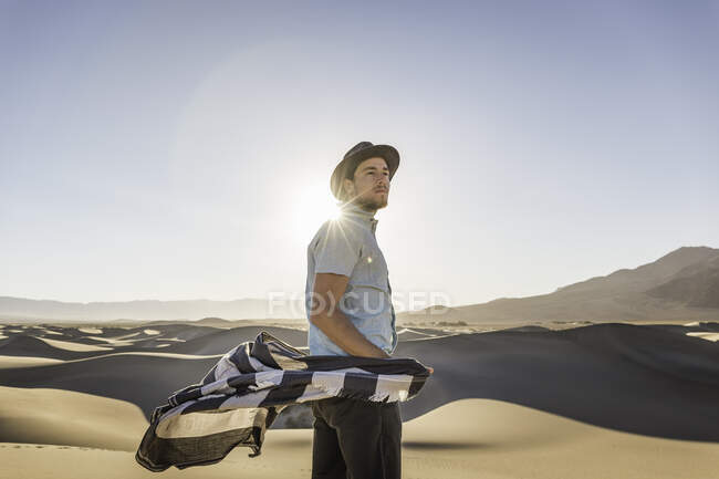 Mann mit Handtuch und Hut, Mesquite Flat Sand Dunes, Death Valle — Stockfoto