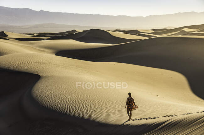 Mujer caminando sola, Mesquite Flat Sand Dunes, Death Valley Nati - foto de stock
