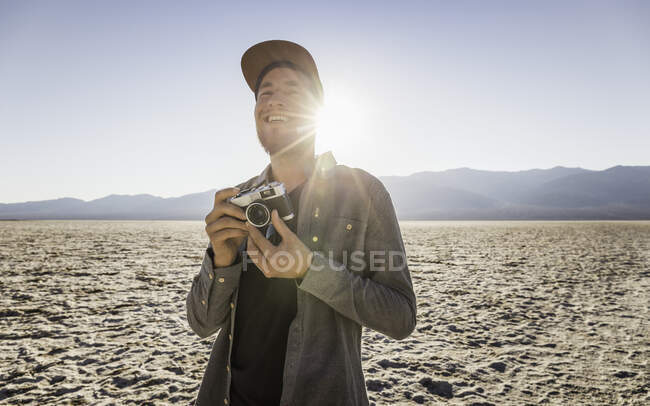 Homme avec caméra, Bassin Badwater, Parc National de la Vallée de la Mort, Fourrure — Photo de stock