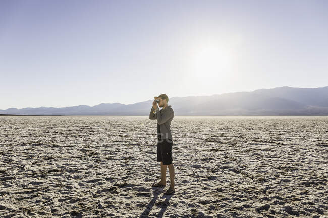 Uomo che fotografa, Bacino di Badwater, Parco Nazionale della Valle della Morte — Foto stock