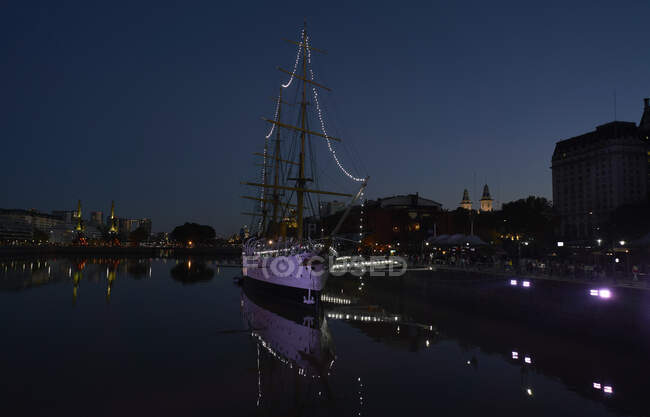Barco en puerto por la noche, Puerto Madero, Distrito Federal, Argent - foto de stock