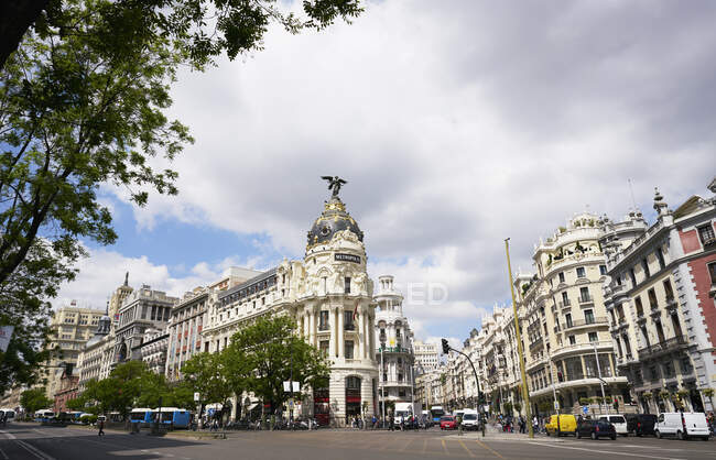 Будівля в Метрополісі, Альдехуела, Мадрид, Іспанія, Європа — стокове фото