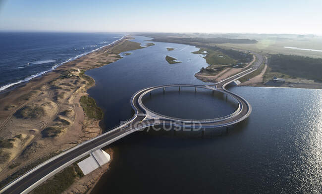 Круглый мост Laguna Garzn, Paso de la Laguna, Сальто, Уругвай — стоковое фото