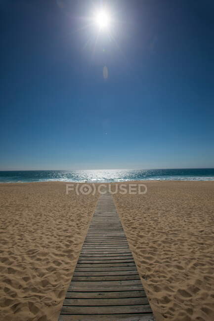 Perspectiva atenuante del paseo marítimo de madera en la playa, Comporta, - foto de stock