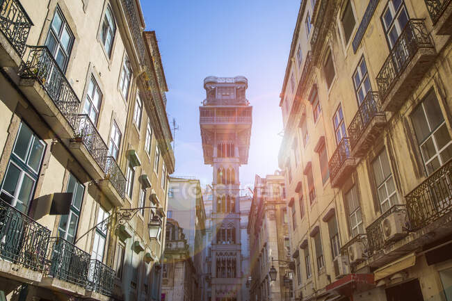 Elevador de Santa Justa a la luz del sol, Lisboa, Portugal - foto de stock