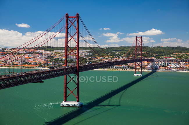 Ponte 25 de Abril através do rio Tejo, Lisboa, Portugal — Fotografia de Stock