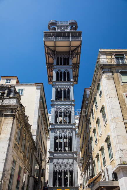 Vista ad angolo basso dell'ascensore Santa Justa, Lisbona, Portogallo — Foto stock