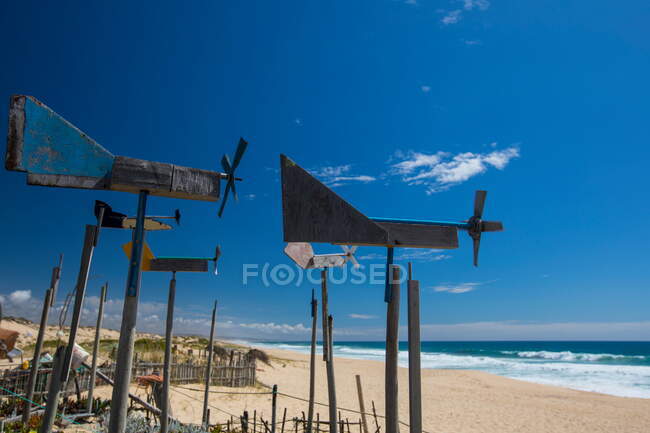 Paletas de viento gastadas en la playa, Comporta, Setubal, Portugal - foto de stock