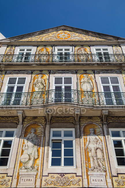 Fachada do edifício em azulejo, Lisboa, Portugal — Fotografia de Stock