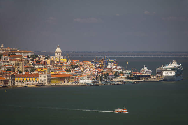 Вид на Лісабон через море від Альмади (Сетубал, Португалія). — стокове фото