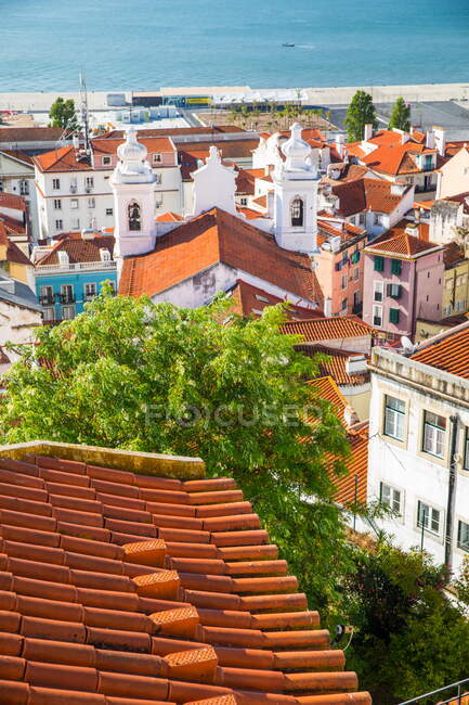 Vista sul mare sopra i tetti, Lisbona, Portogallo — Foto stock