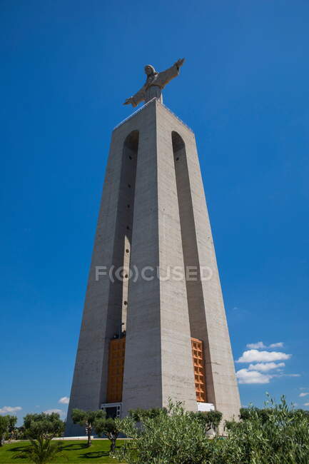 Вид с низкого угла на статую Святилища Христа Царя, Лиссабон — стоковое фото