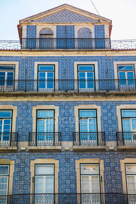 Fachada del edificio de baldosas, Lisboa, Portugal - foto de stock