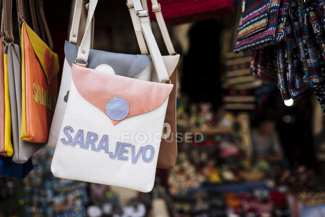 Lembrança Sarajevo sacos de ombro na barraca, Sarajevo, Bósnia & Her — Fotografia de Stock