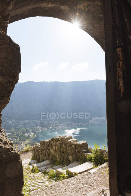 Vista ad alto angolo della baia di Kotor da arco in pietra, Kotor, Monte — Foto stock